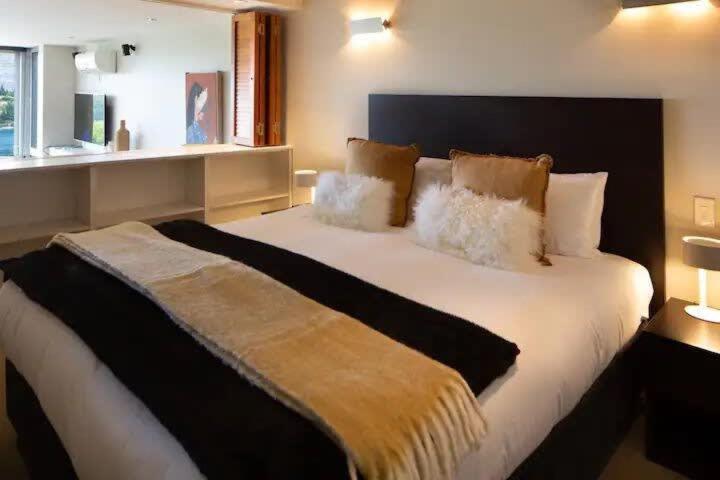Stunning Lakeview 1 Bedroom Apartment Куийнстаун Екстериор снимка