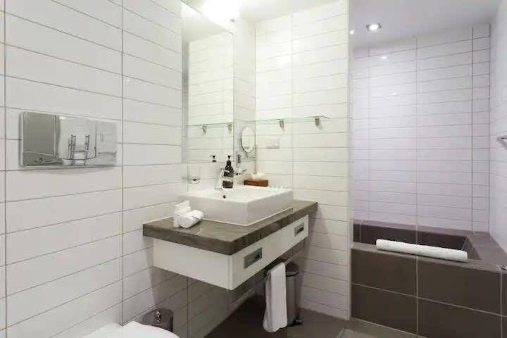 Stunning Lakeview 1 Bedroom Apartment Куийнстаун Екстериор снимка