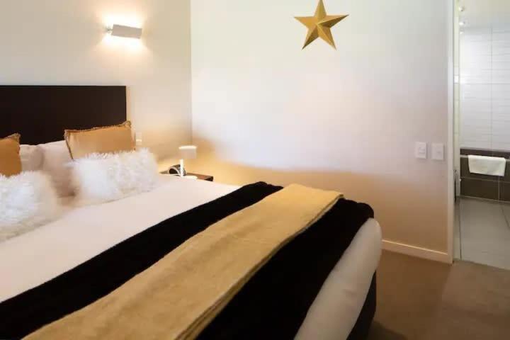 Stunning Lakeview 1 Bedroom Apartment Куийнстаун Екстериор снимка