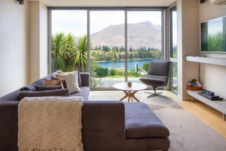 Stunning Lakeview 1 Bedroom Apartment Куийнстаун Екстериор снимка